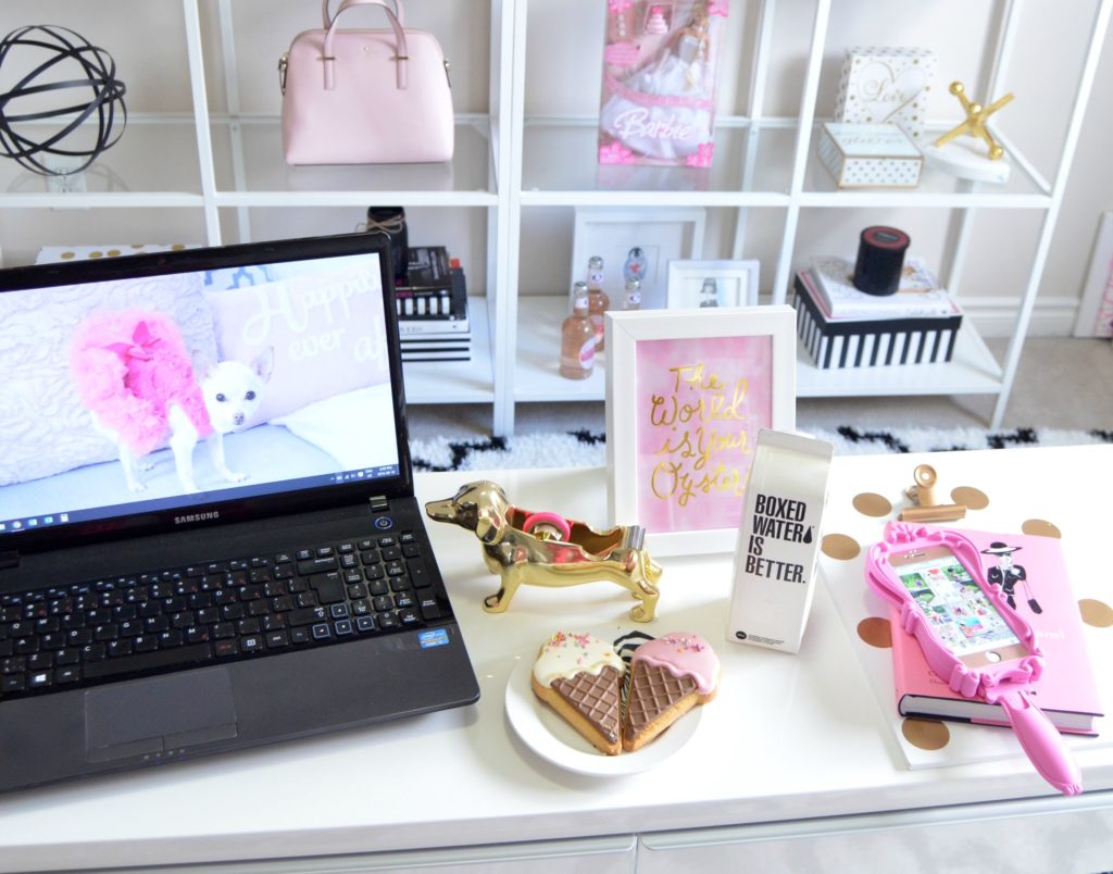 Photo of The Day inside the Life of a Blogger