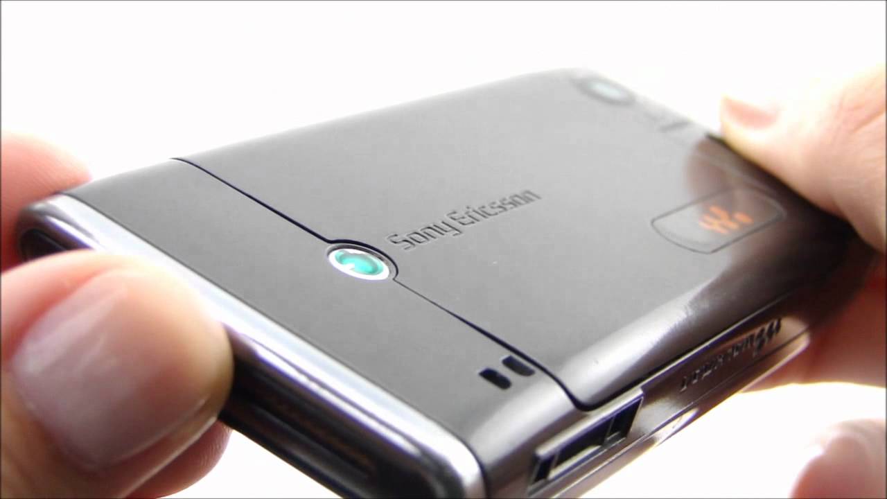 Photo of Making a Comparison Between Sony Ericsson W995 and Sony Ericsson W595