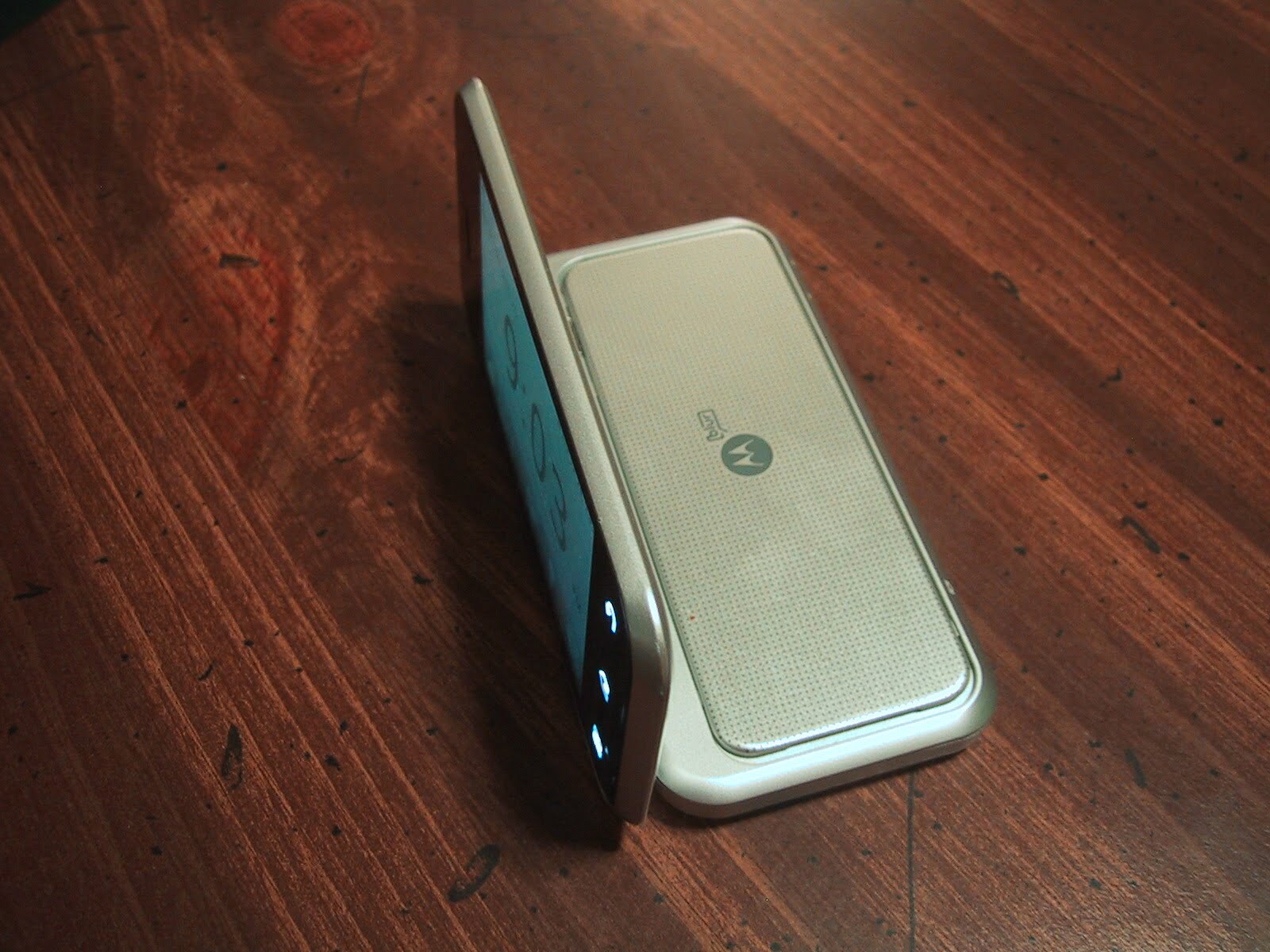 Photo of Review of the Motorola Backflip MB300