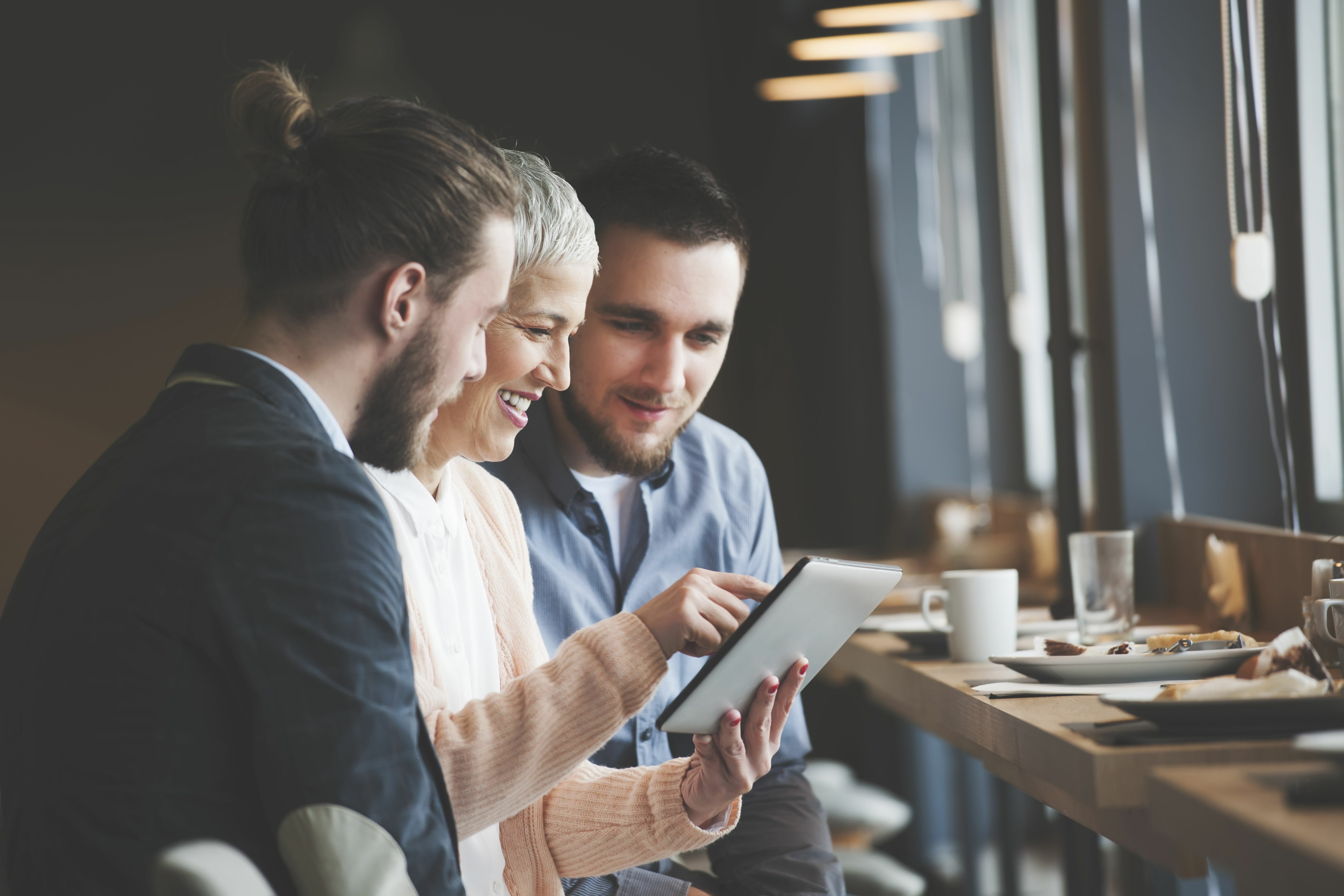 business-people-at-cafe-518867576-585569f65f9b586e025c7552.jpg (6050×4033)