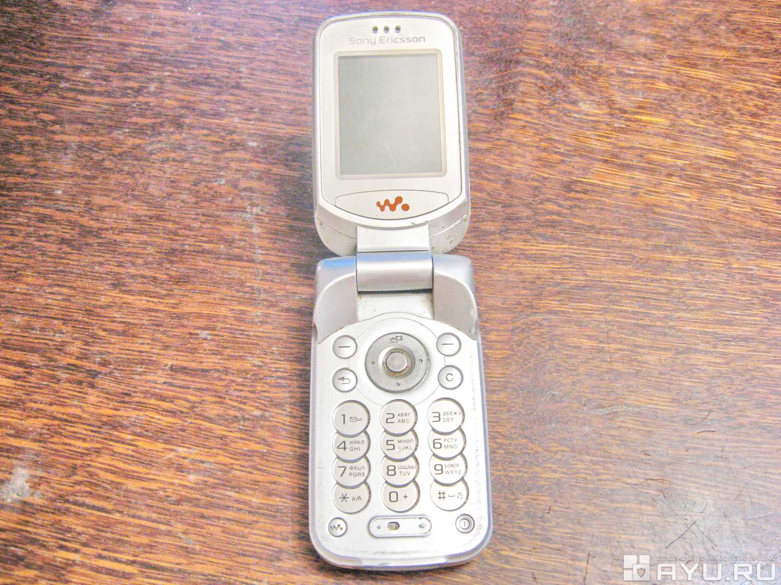 Photo of Sony Ericsson W300i Rocks the House